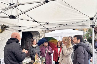 La comitiva d’autoritats visita una de les parades.