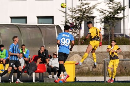 Cristian García, amb el cap, rebutja la pilota.