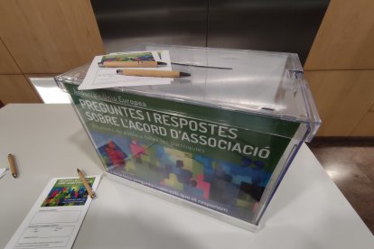 Una urna per recollir els dubtes dels ciutadans.