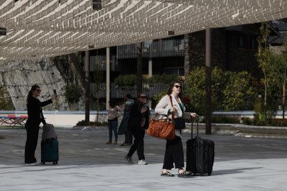 Turistes a la plaça del Poble d'Andorra la Vella l'octubre del 2025