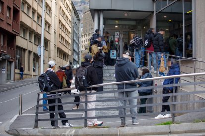 Persones esperant al servei d’Immigració.