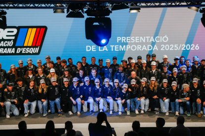 Fotografia de família amb els esportistes i tècnics de la FAE de la temporada 2025-2026.