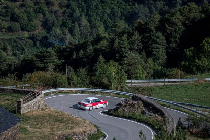 Un vehicle en l'edició anterior del Rally Andorra Històric.