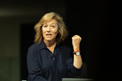 Patrícia Ros durant la xerrada al vestíbul del Consell General.