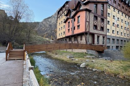 La nova passarel·la al Prat del Riu.