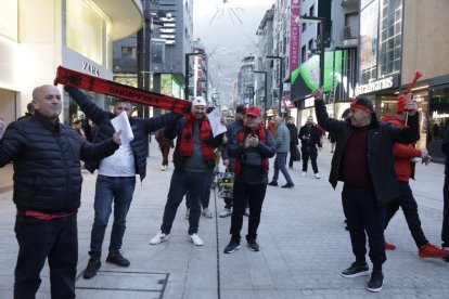 Diversos aficionats del combinat albanés, caminant per l'avinguda Meritxell