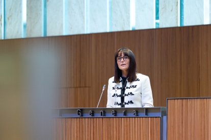 La ministra de Cultura, Joventut i Esports, Mònica Bonell, al faristol.