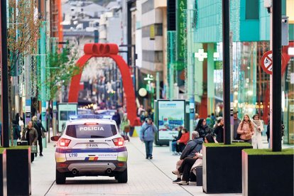 Una patrulla policial fent ronda a l’eix comercial.