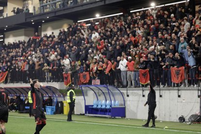 L’afició albanesa celebra el gol del triomf.