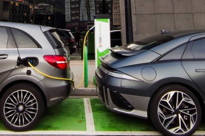 Dos vehicles elèctrics.