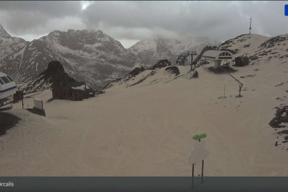 La neu de l'estació d'Arcalís tenyida del fang que porta la massa de pols sahariana