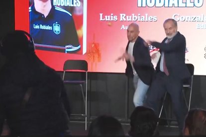 L'expresident de la Federació Espanyola de Futbol, Luis Rubiales, rebent un ouàs a la presentació del seu llibre