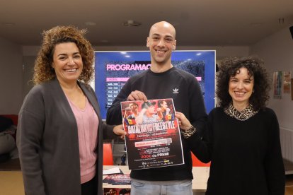 El productor i administrador d’AD-Battles, Guillem Betriu; la cap del Servei de Joventut i Participació Ciutadana del comú d’Andorra la Vella, Patty Bafino; i la responsable del departament de Promoció Cultural del ministeri, Meritxell Blanco.