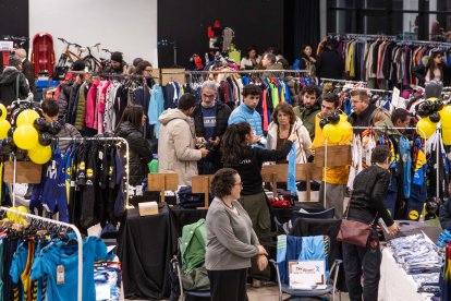 Diverses persones comprant al VideSport avui