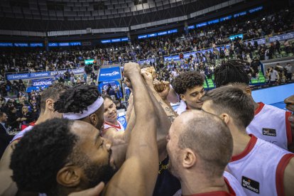 Els jugadors del MoraBanc, després del triomf a Burgos.