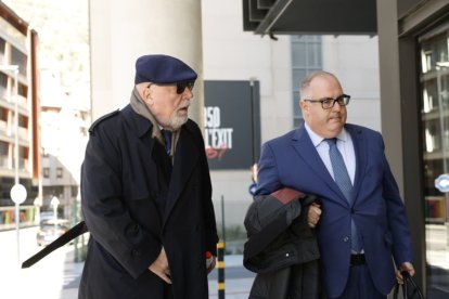 L’excomissari Villarejo a l’exterior de la seu de la justícia.