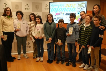 La consellera de Social, Eva Ramos, acompanyada de diversos infants, durant la presentació de la setmana de la infància