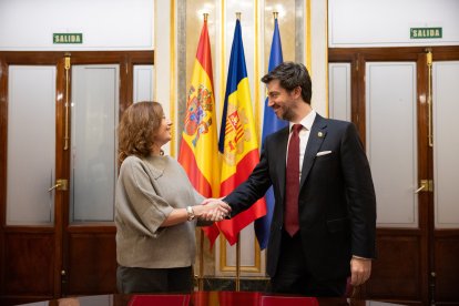 Francina Armengol i Carles Ensenyat en la signatura del memoràndum avui a Madrid.