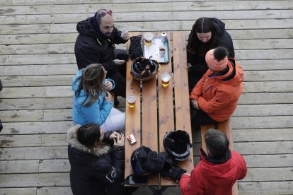Esquiadors en una terrassa a les pistes.