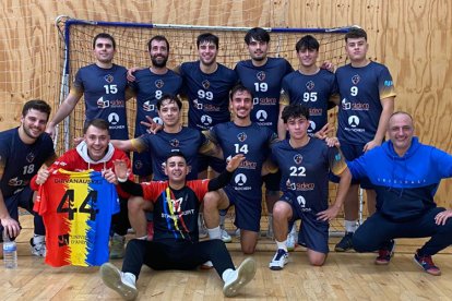 Els jugadors del Serradells després de la victòria