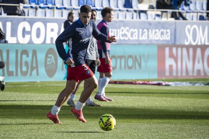 Martín Merquelanz escalfant a El Alcoraz, abans del partit contra l’Osca.