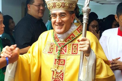L'arquebisbe italià, Piero Pioppo, saludant els fidels al 2028
