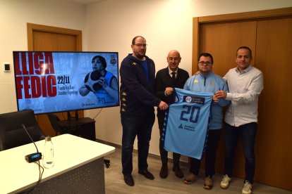 L'entrenador de l'equip de capacitats especials del MoraBanc Andorra, Carlés Segués, amb el cònsol menor, Quim Dolsa, el jugador del MoraBanc Andorra, Gerard Amat i el director del bàsquet formatiu, David Eudal.