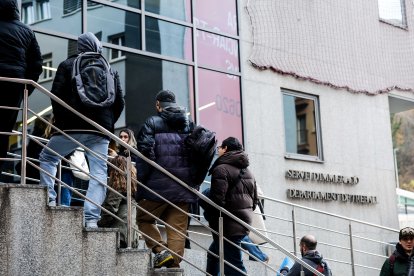 Persones fent cua al servei d'immigració aquest matí