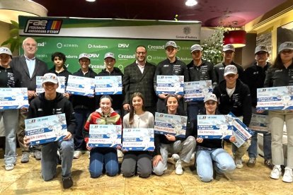 Els guardonats amb els dies d’esquí.