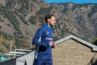 Sergio Molina exercitant-se al Comunal.