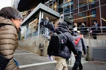 Persones fent cua a les portes del servei d’Immigració.