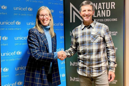 Xabier Ajona, director general de Naturland i Míriam Moreno, vicepresidenta d’UNICEF Andorra, després de la signatura de l’acord.