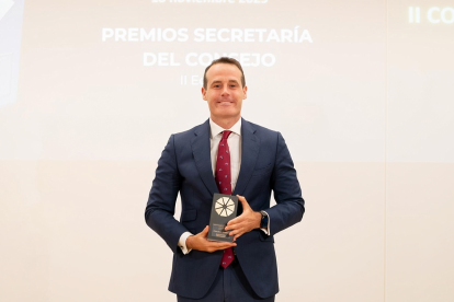 El secretari general del grup Andbank, Pablo García Montañés, amb el premi.