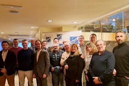 Els socis de l'Skål Club d’Andorra amb el secretari d'estat d'Afers Europeus, Landry Riba.