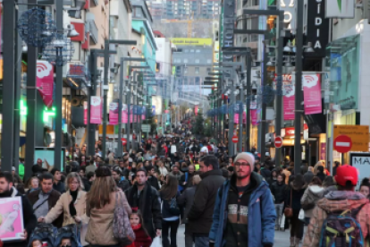 Visitants a l’avinguda Meritxell.