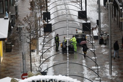 Operaris retirant neu a l'avinguda Carlemany aquest matí
