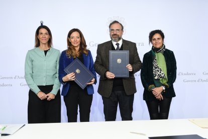 La ministra de Salut, Helena Mas, i el rector de la Universitat d'Andorra, Juli Minoves, durant la presentació del curs.