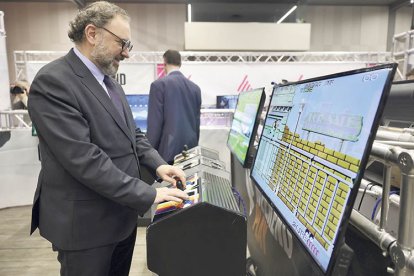 El rector de la Universitat d'Andorra, Juli Minoves, jugant al Saló del Videojoc.