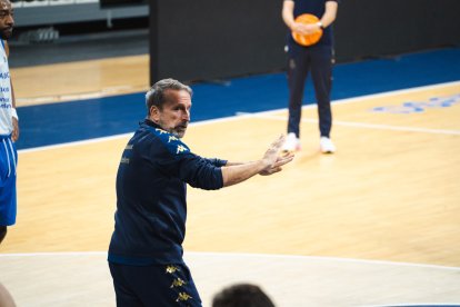 Joan Plaza dona instruccions a l’entrenament.