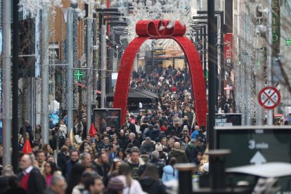 L’avinguda Carlemany plena de turistes.