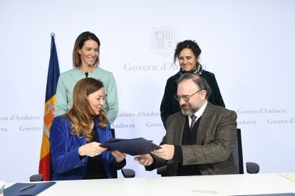 Helena Mas i Juli Minoves, en la signatura del conveni.