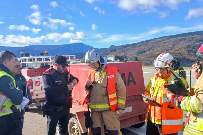Els serveis d'emergència que han participat avui en el simulacre d'accident a l'aeroport Andorra-la Seu d'Urgell