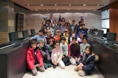 Els alumnes de cinquè de l'escola andorrana d'Ordino amb els cònsols de la parròquia.