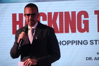 El ministre de Turisme i Comerç, Jordi Torres, durant la presentació de 'Hacking the premium'.