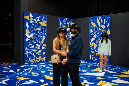 Diverses persones provant l'experiència immersiva Van Gogh Alive d'Andorra