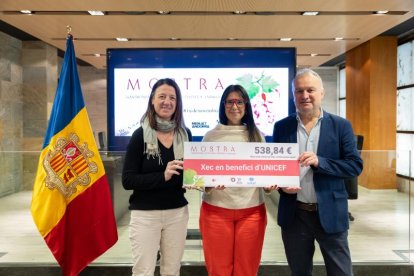 La cònsol major d'Ordino, Maria del Mar Coma, fent entrega del xec als representants d'UNICEF Andorra.