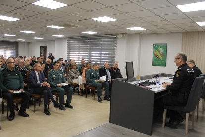 Participants en la jornada "El viatger i la Duana" organitzada per la guàrdia civil de Lleida.