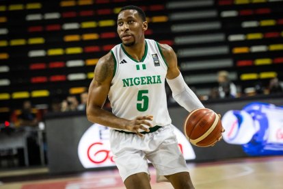 Stan Okoye, amb la samarreta de Nigèria.