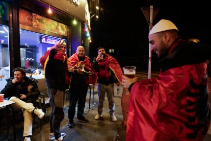 Aficionats albanesos durant la prèvia del partit contra la selecció al Nou Estadi de la FAF a Encamp.