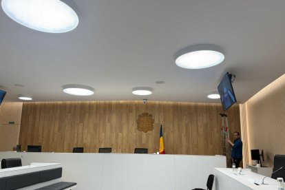 Un operari revisant el sostre de la sala.